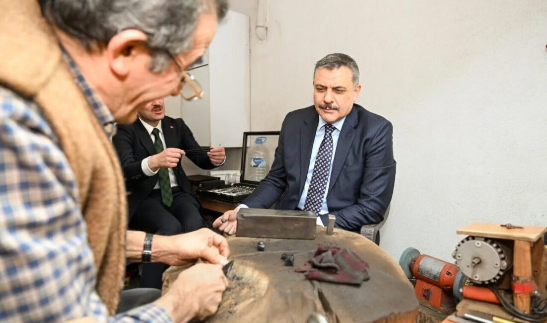 Erzurum’un Oltu ilçesinde yaklaşık 45 yıldır Oltu taşını binbir emekle