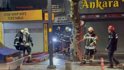 Kocaeli’nin İzmit ilçesinde 7 katlı apartmanın çatı katında çıkan yangın