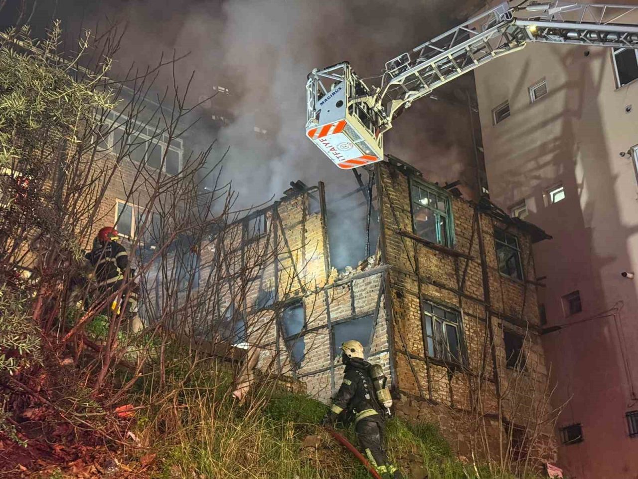 Kocaeli’nin İzmit ilçesinde alev alev yanan 2 katlı ahşap bina