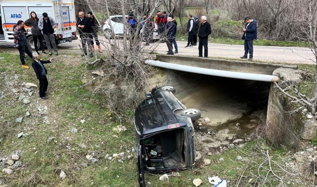 Amasya’da bir köyde sürücüsünün hakimiyetini kaybettiği kamyonet menfeze devrildi. Kazada