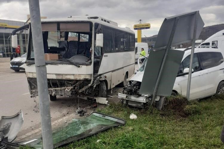Amasya’da midibüs ile kamyonetin çarpıştığı kazada 6 kişi yaralandı. Edinilen