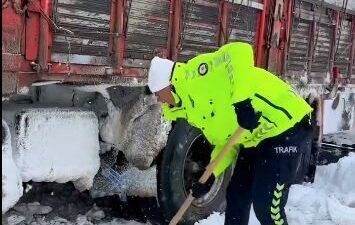 Ardahan’da İl Emniyet Müdürlüğü’ne bağlı Trafik Şube Müdürlüğü ekipleri, kar