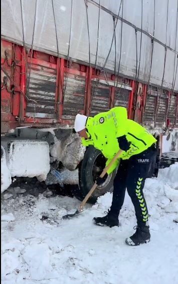 Ardahan’da İl Emniyet Müdürlüğü’ne bağlı Trafik Şube Müdürlüğü ekipleri, kar