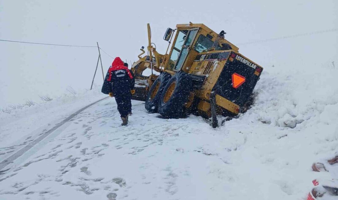 Bayburt’un Arpalı beldesinde karla mücadele çalışmaları sırasında bir iş makinesi