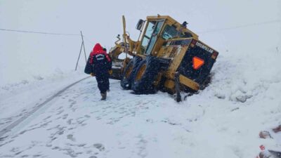 Bayburt’un Arpalı beldesinde karla mücadele çalışmaları sırasında bir iş makinesi