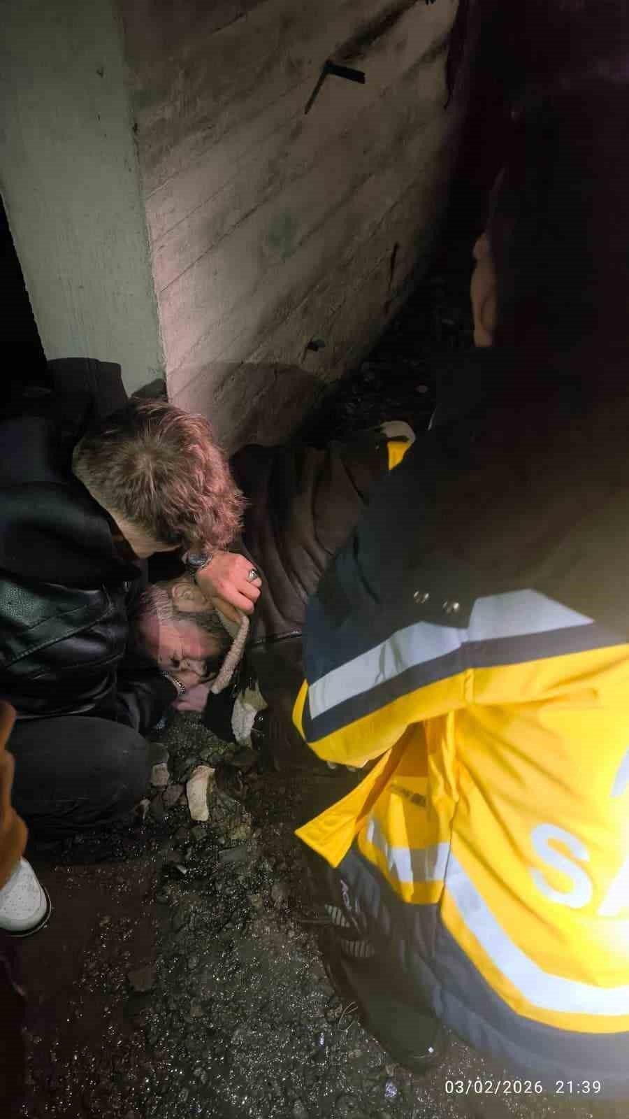 Zonguldak’ın Alaplı İlçesinde inşaatta asansör boşluğuna düşüp, yaralanarak mahsur kalan