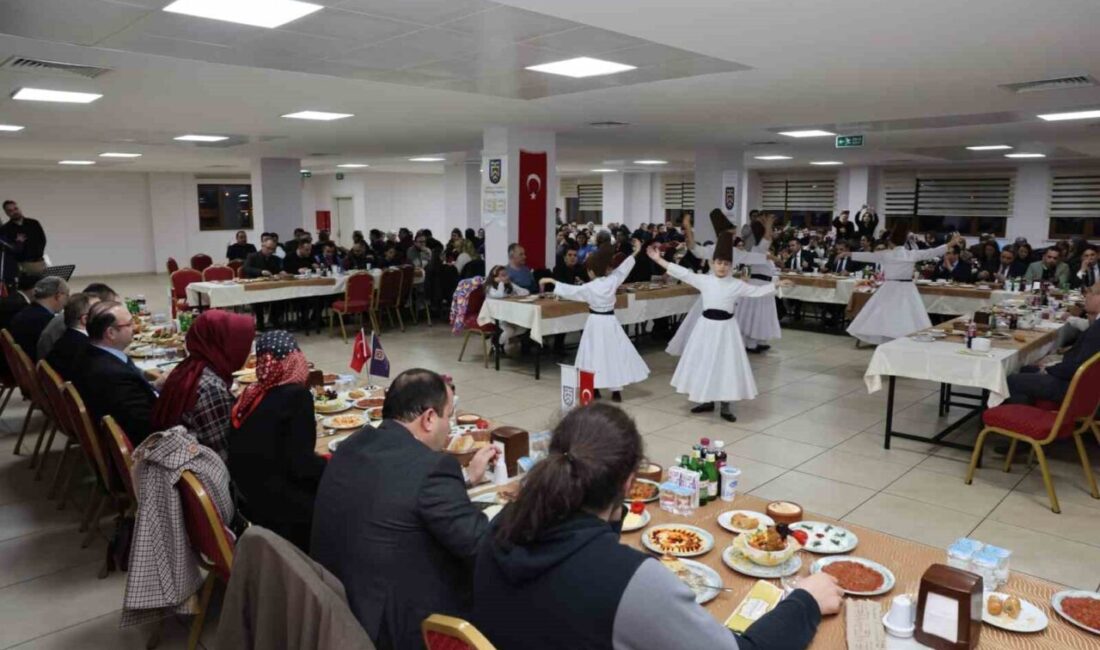 Atatürk Üniversitesi Özel Vakıf Okulları Ailesi, düzenlenen iftar programında bir