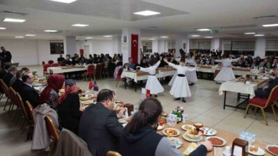 Atatürk Üniversitesi Özel Vakıf Okulları Ailesi, düzenlenen iftar programında bir