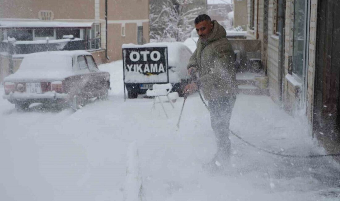 Bayburt’ta gece saatlerinde etkili olan kar yağışıyla kent merkezi yeniden