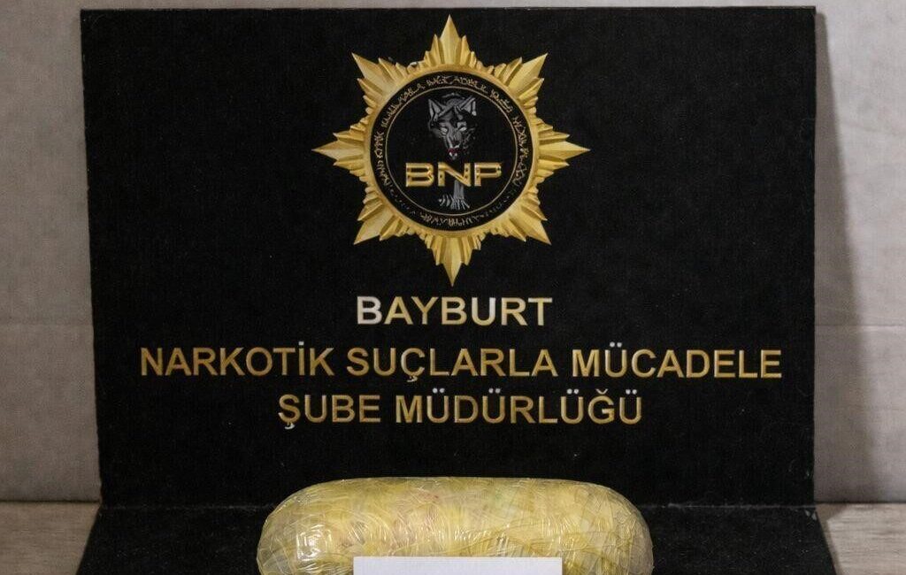 Bayburt’ta polis ekipleri tarafından bir araçta yapılan aramada 219 gram