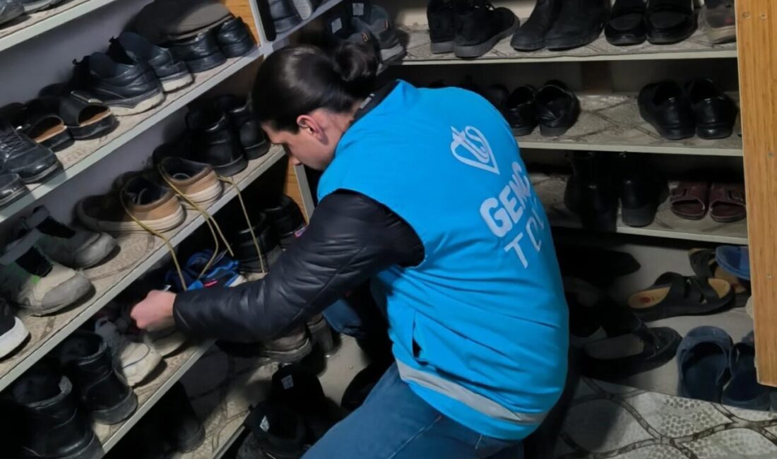 Türkiye Diyanet Vakfı Bayburt Gençlik Kolları, teravih namazına katılan çocuklara