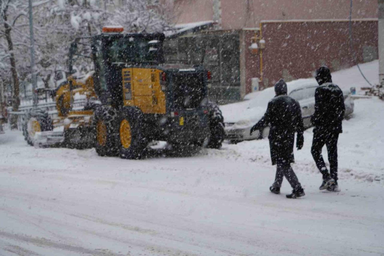Bayburt’ta gece yarısı başlayan ve sabah saatlerinde yeniden etkisini artıran