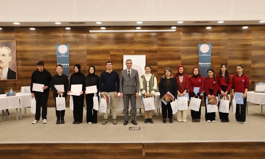 Bayburt İl Milli Eğitim Müdürlüğü koordinesinde düzenlenen münazara yarışmalarında bu