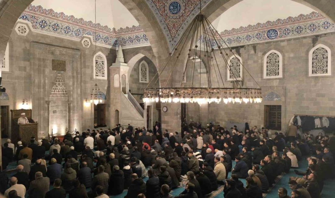 Erzurum’da Berat Kandili manevi bir coşkuyla idrak edildi. Erzurum’da rahmet,