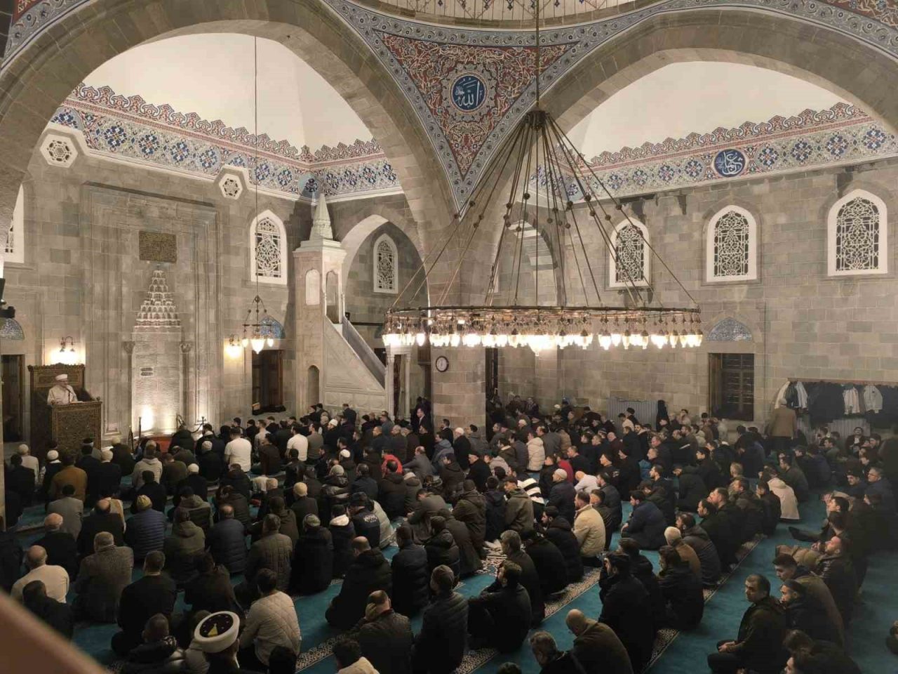 Erzurum’da Berat Kandili manevi bir coşkuyla idrak edildi. Erzurum’da rahmet,