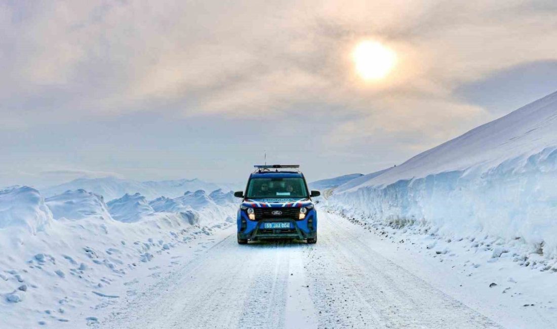 Jandarma Genel Komutanlığı, karla kaplanan Bayburt’ta, jandarma ekiplerinin zorlu kış