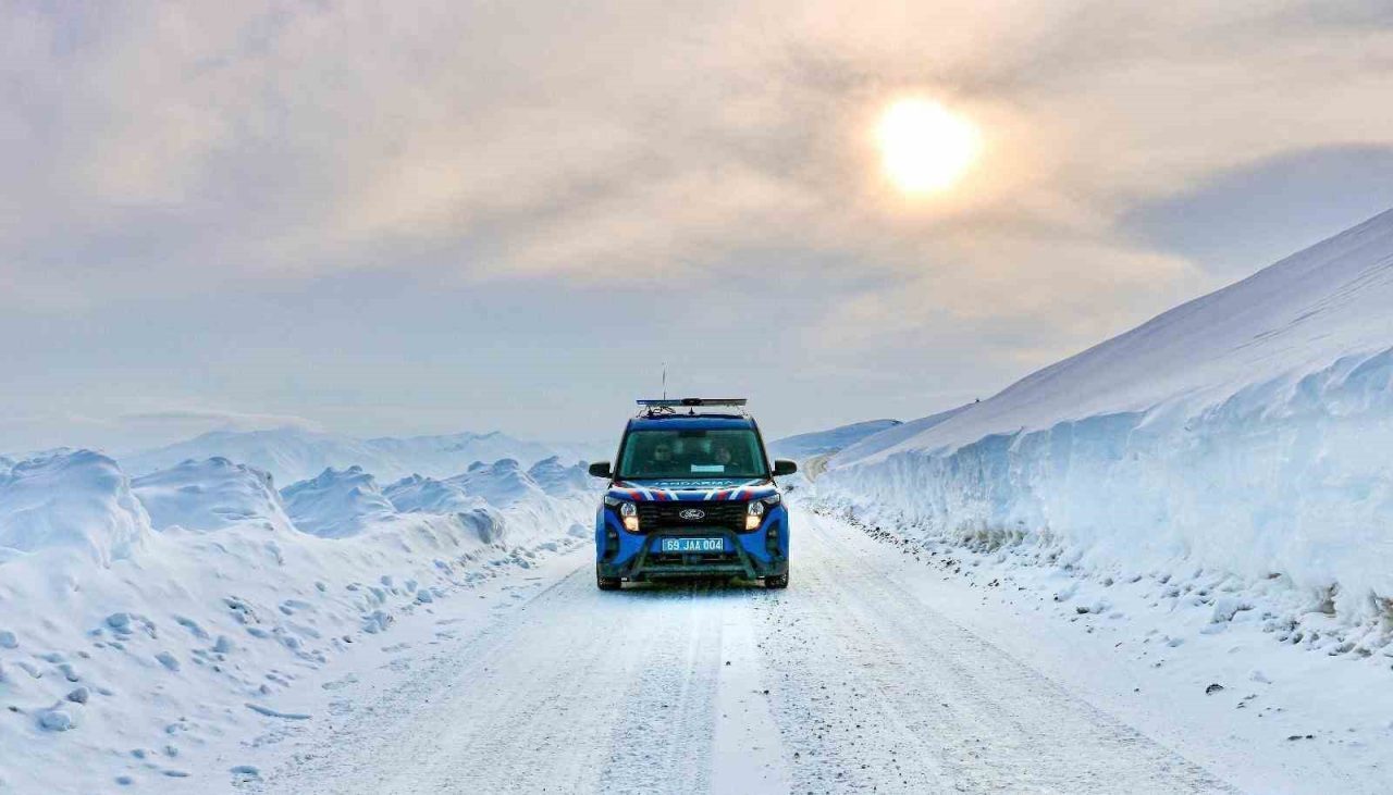 Jandarma Genel Komutanlığı, karla kaplanan Bayburt’ta, jandarma ekiplerinin zorlu kış