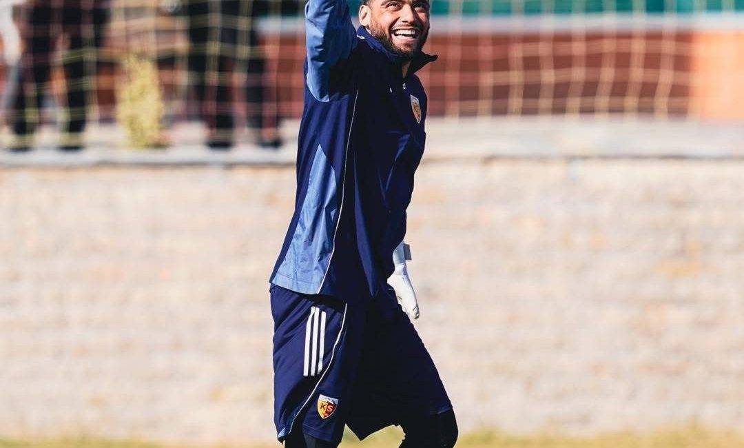 Süper Lig ekiplerinden Kayserispor’un kalecisi Bilal Bayazıt, cezalı duruma düştü.