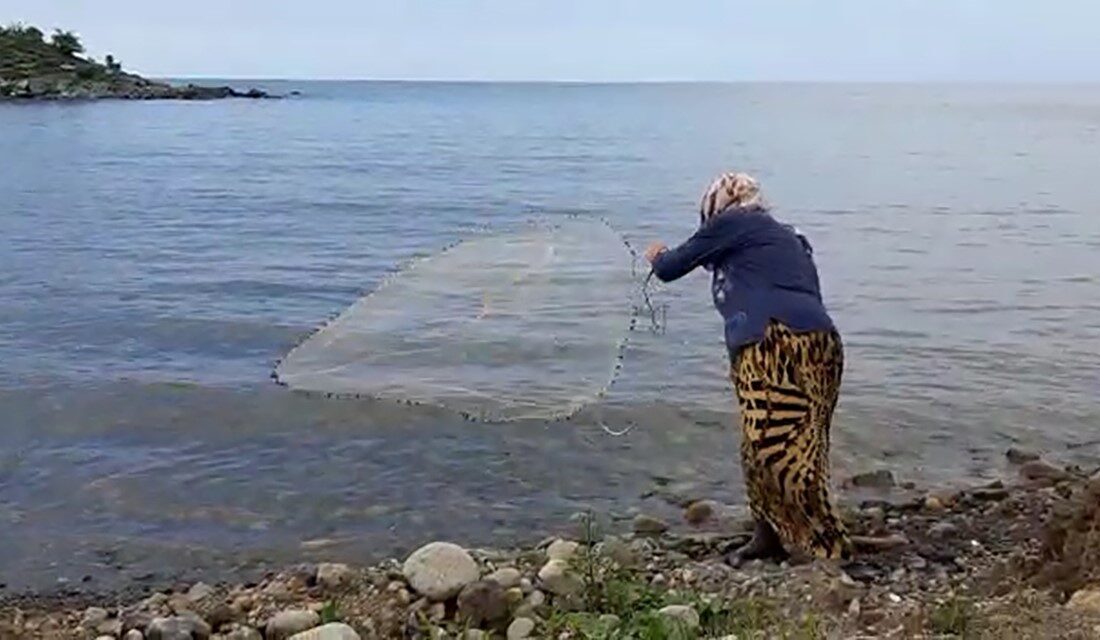 Rize’nin Ardeşen ilçesinde deniz kenarında saçma atarak balık tutan 79
