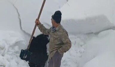 Kars’ta evinin önündeki kar birikintilerini temizleyen şahsın düşen devasa kar