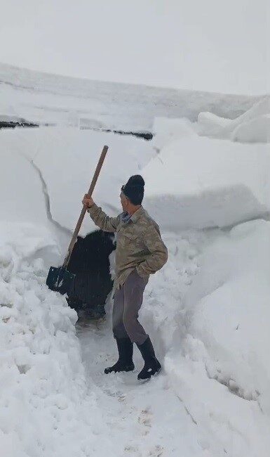 Kars’ta evinin önündeki kar birikintilerini temizleyen şahsın düşen devasa kar