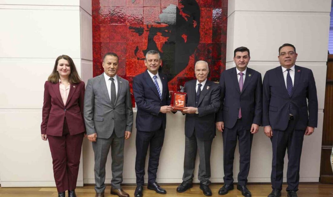 Cumhuriyet Halk Partisi (CHP) Genel Başkanı Özgür Özel, şehit ve