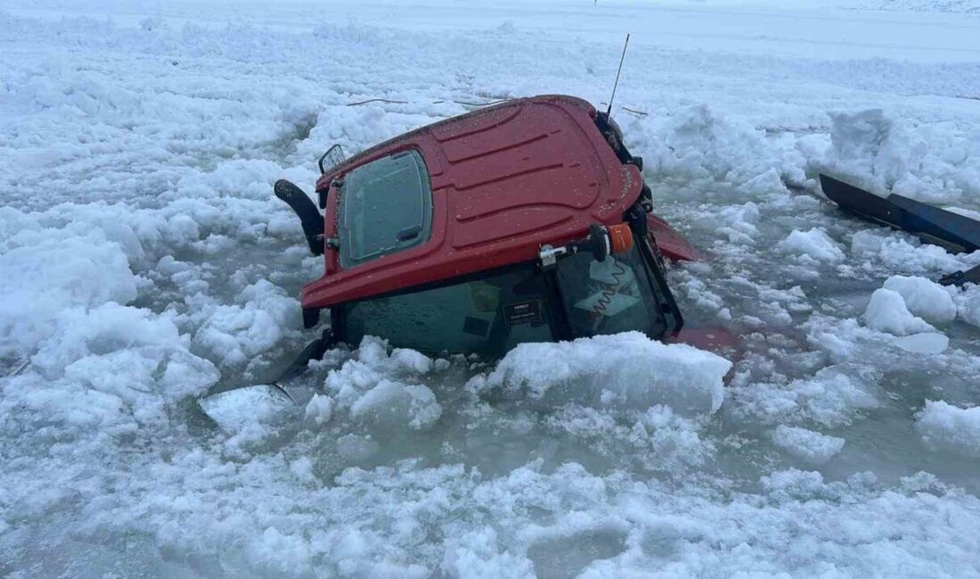 Ardahan’ın Çıldır ilçesindeki yüzeyi buz tutan Çıldır Gölü üzerinde kar