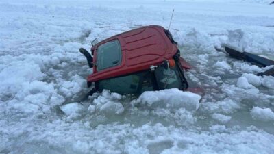 Ardahan’ın Çıldır ilçesindeki yüzeyi buz tutan Çıldır Gölü üzerinde kar