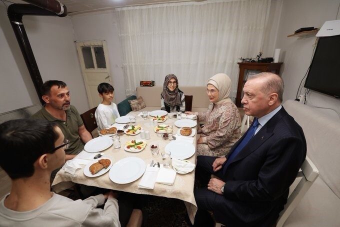 Cumhurbaşkanı Recep Tayyip Erdoğan ve eşi Emine Erdoğan, iftarda Kayacık