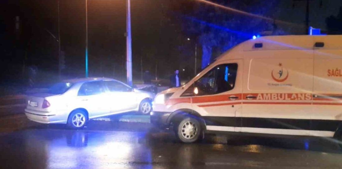 Sakarya’nın Adapazarı ilçesinde iki otomobilin çarpışması sonucu meydana gelen kazada