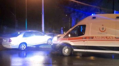 Sakarya’nın Adapazarı ilçesinde iki otomobilin çarpışması sonucu meydana gelen kazada