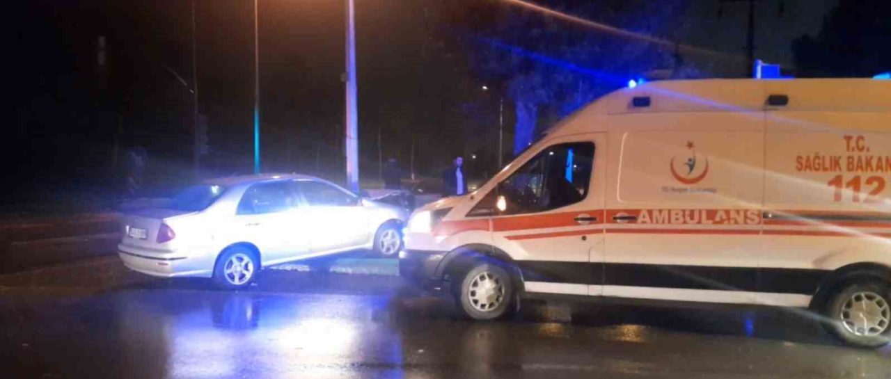 Sakarya’nın Adapazarı ilçesinde iki otomobilin çarpışması sonucu meydana gelen kazada