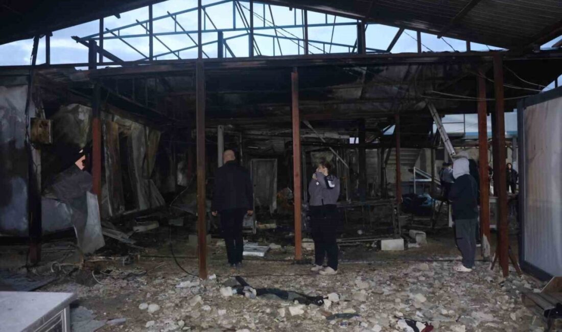 Hatay’da depremde evleri yıkılan ve inşa ettikleri konteyner yuvaları alevlere