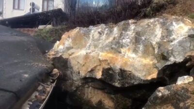 Tunceli’nin Çemişgezek ilçesinde kopan dev kaya parçası bir evin çatısına