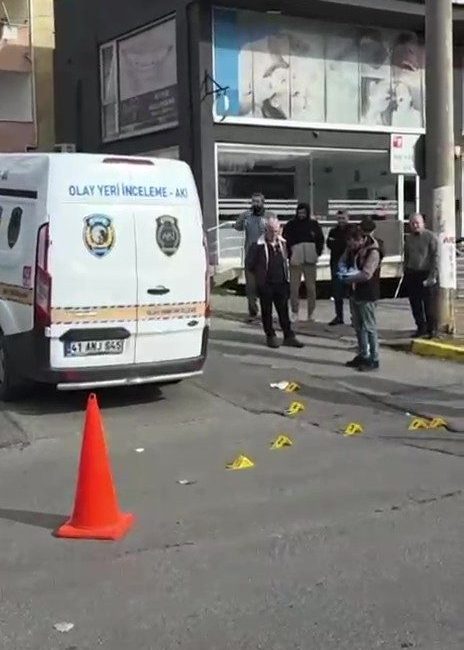 Kocaeli’nin Gebze ilçesinde bir diş polikliniğine otomobilden silahla ateş açıldı.
