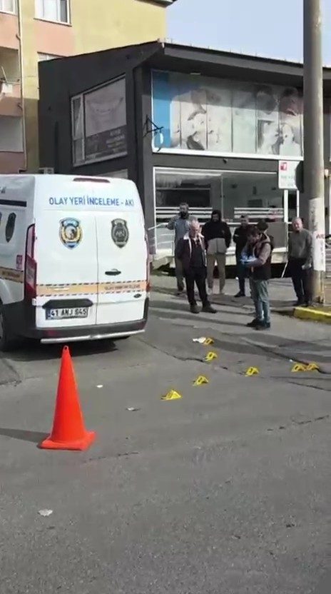 Kocaeli’nin Gebze ilçesinde bir diş polikliniğine otomobilden silahla ateş açıldı.