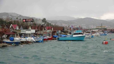 Doğu Karadeniz Bölgesi’nde etkili olan kuvvetli rüzgar ve fırtına, kıyı