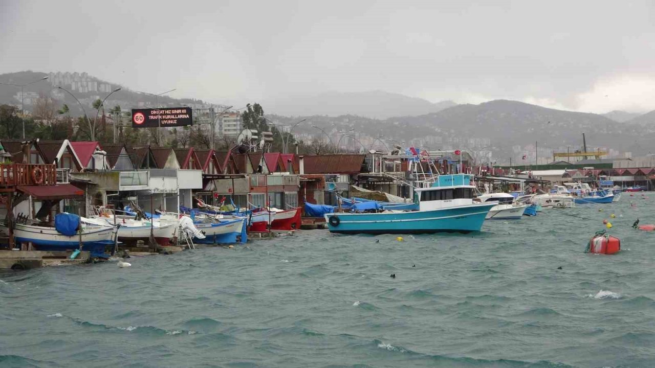 Doğu Karadeniz Bölgesi’nde etkili olan kuvvetli rüzgar ve fırtına, kıyı