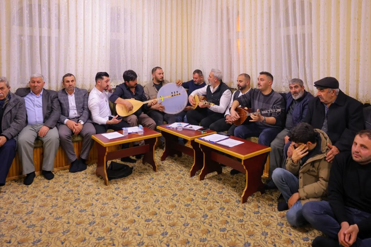 Bayburt merkeze bağlı Dövmekaya köyünde il protokolünün, köy muhtarlarının ve