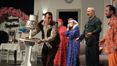 Erzurum Büyükşehir Belediyesi Şehir Tiyatrosu’nun yeni oyunu “Organiyasyon” büyük beğeni