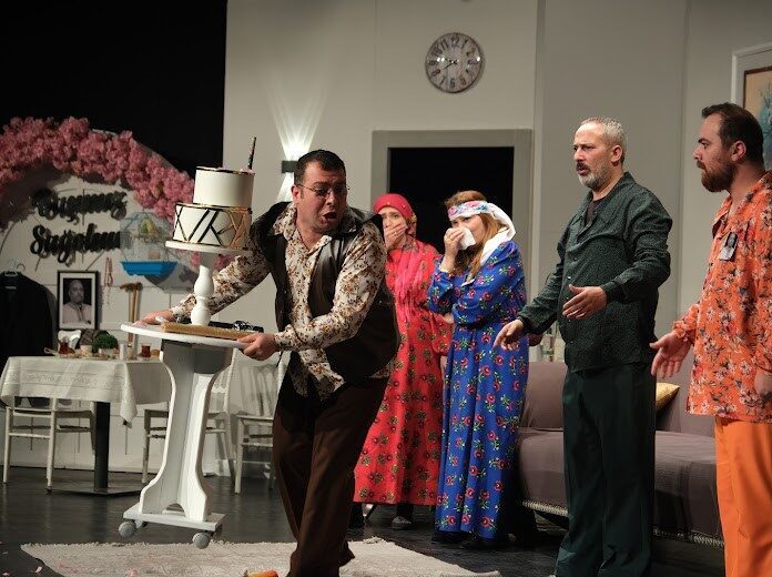 Erzurum Büyükşehir Belediyesi Şehir Tiyatrosu’nun yeni oyunu “Organiyasyon” büyük beğeni