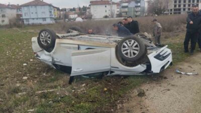 Kastamonu’nun Taşköprü ilçesinde elektrik direğine çarparak takla atan otomobildeki 2
