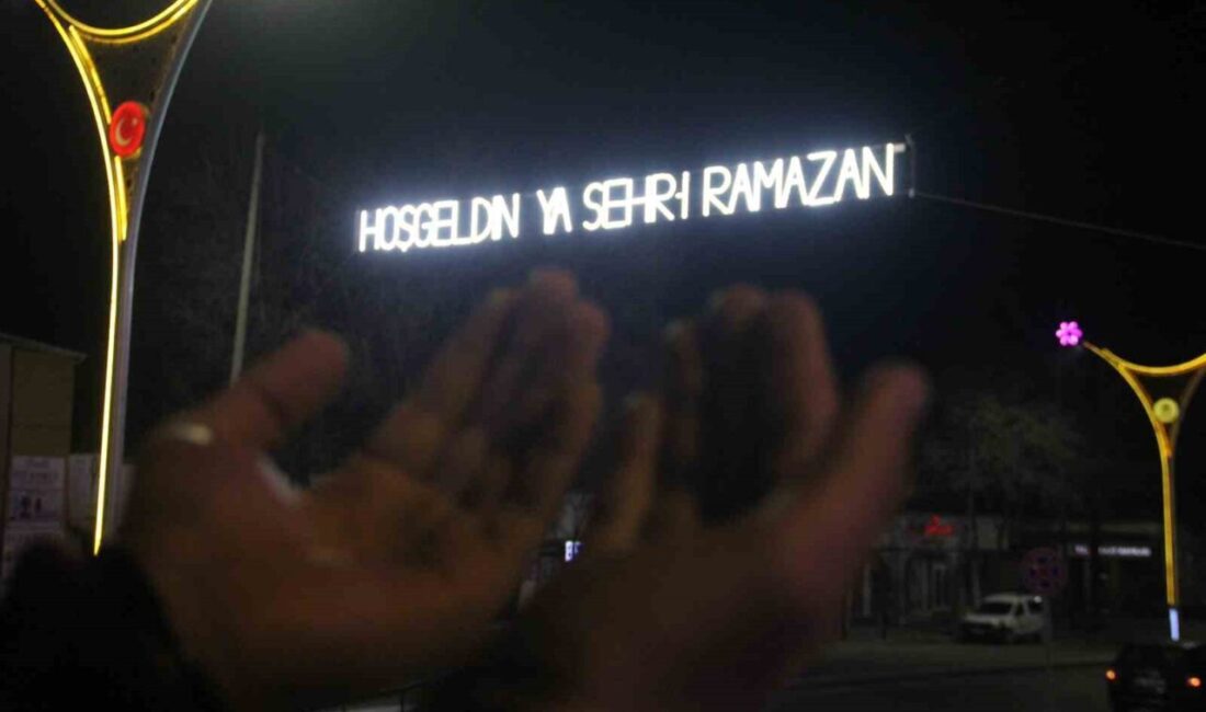 Erzincan’da Ramazan ayına saatler kala asırlık mahya geleneği yaşatılmaya başlandı.