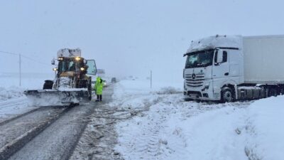 Erzincan’da etkili olan kar yağışı ve tipi ulaşımı aksattı. Erzincan-Sivas
