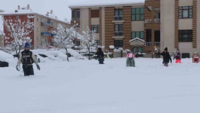 Erzincan’da dün gece itibarıyla etkisini artıran kar yağışı ve soğuk