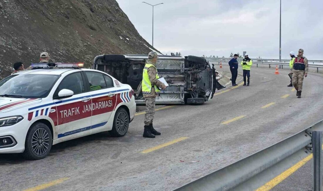Erzincan’da meydana gelen trafik kazasında takla atan otomobilde bulunan 2