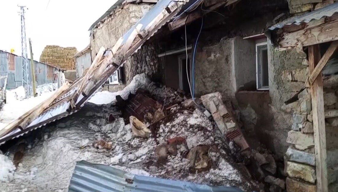 Erzincan’ın Otlukbeli ve Çayırlı ilçelerinde etkili olan fırtına, yerleşim yerlerinde