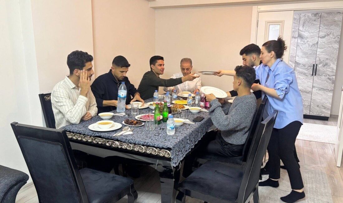 Erzincan’da “Gurbetteki Ailem” projesi kapsamında üniversite öğrencileri, Erzincanlı ailelerle aynı