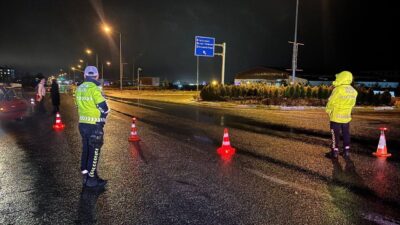 Erzincan merkezde sağanak yağış etkili olurken, yüksek kesimlerde kar ve