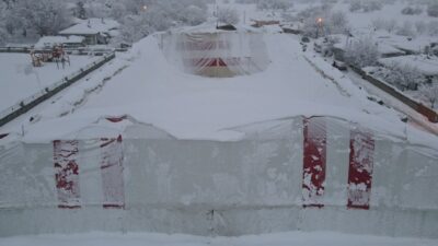 Erzincan’da kar birikintisi nedeniyle halı sahanın brandası çöktü, kimse zarar